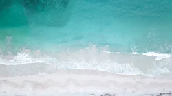 超高清蔚蓝的海水拍打着沙滩的唯美航拍壁纸图片