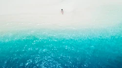 超高清蔚蓝的海水拍打着沙滩的唯美航拍壁纸图片
