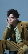 翟子路个性秋冬新装登《昕薇》杂志黑白写真图片