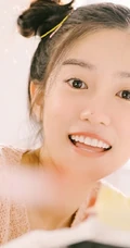 可爱少女汤梦佳双丸子头造型清新动人室内写真图片