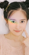 可爱少女汤梦佳双丸子头造型清新动人室内写真图片