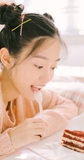 可爱少女汤梦佳双丸子头造型清新动人室内写真图片