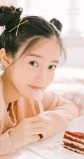 可爱少女汤梦佳双丸子头造型清新动人室内写真图片