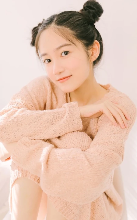 可爱少女汤梦佳双丸子头造型清新动人室内写真图片