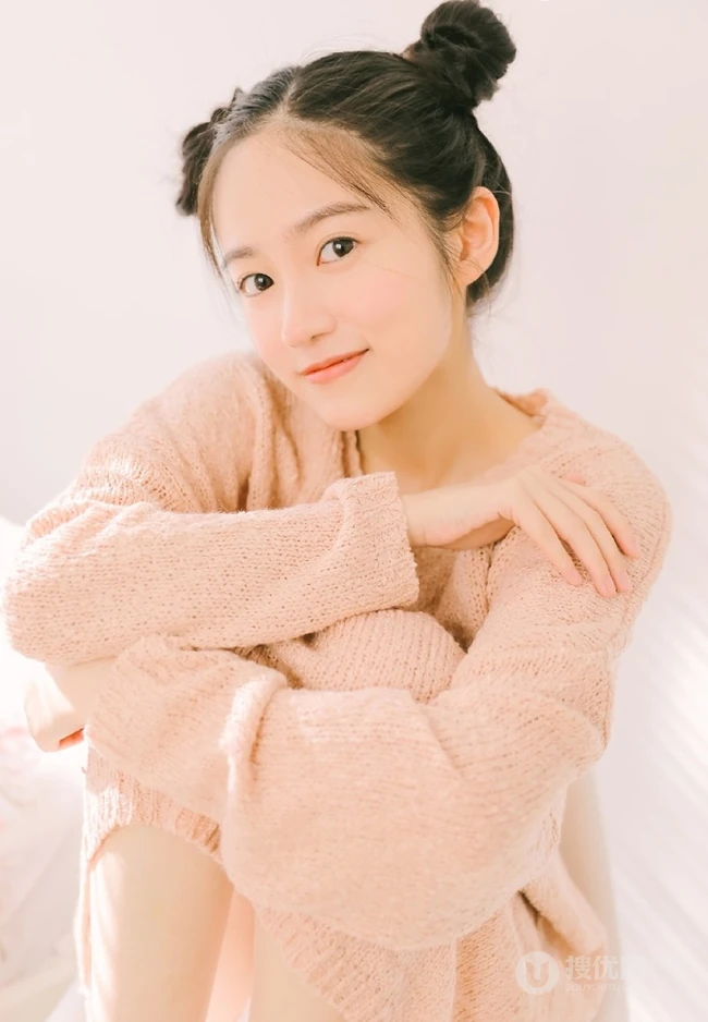 可爱少女汤梦佳双丸子头造型清新动人室内写真图片