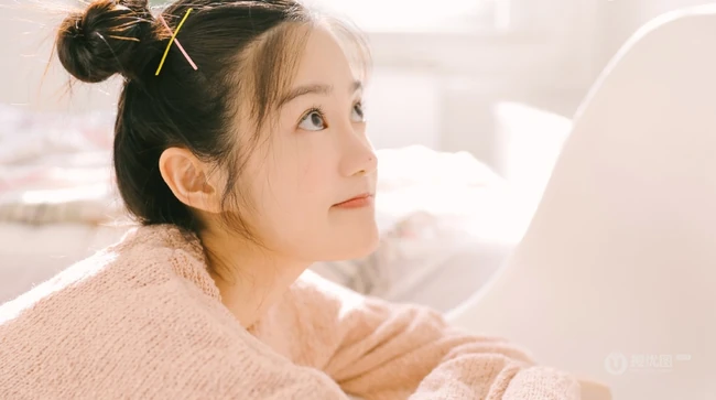 可爱少女汤梦佳双丸子头造型清新动人室内写真图片
