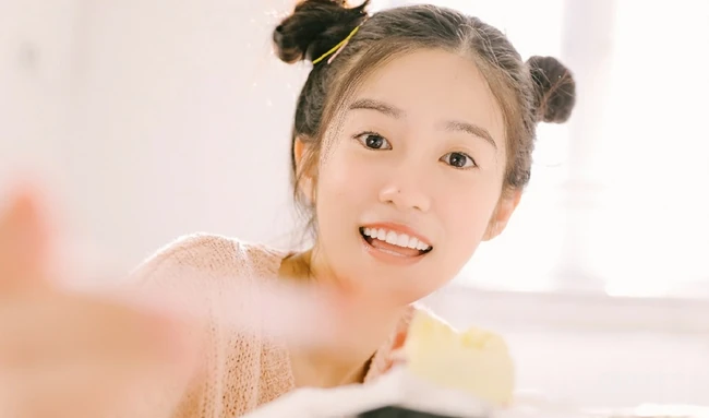可爱少女汤梦佳双丸子头造型清新动人室内写真图片