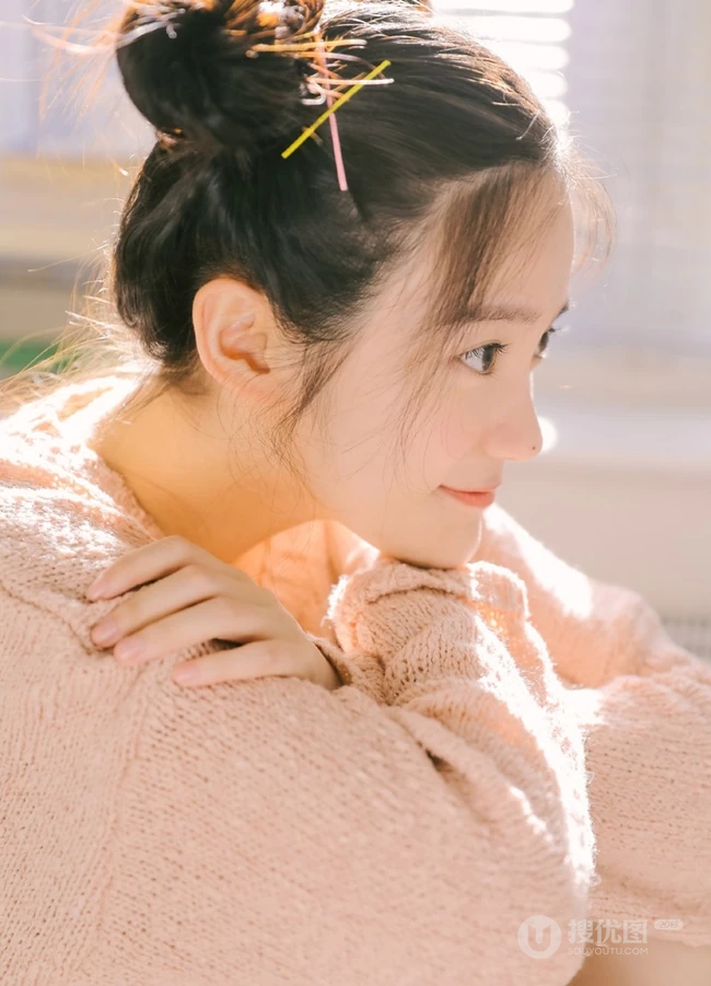 可爱少女汤梦佳双丸子头造型清新动人室内写真图片