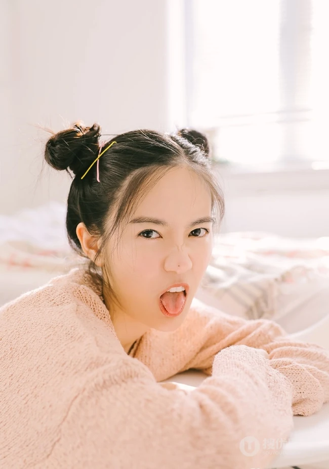 可爱少女汤梦佳双丸子头造型清新动人室内写真图片