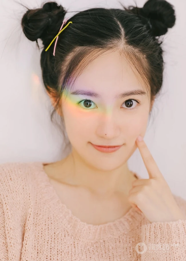 可爱少女汤梦佳双丸子头造型清新动人室内写真图片