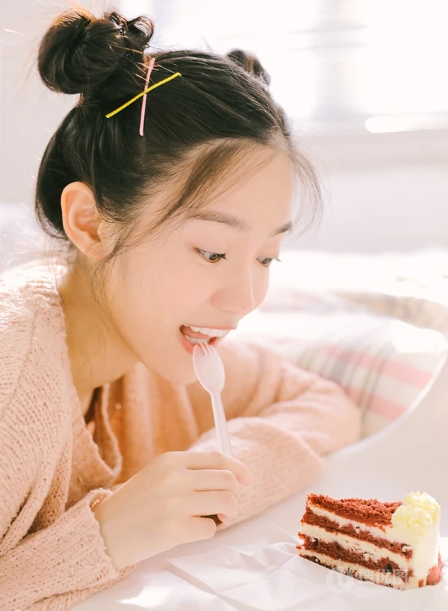 可爱少女汤梦佳双丸子头造型清新动人室内写真图片