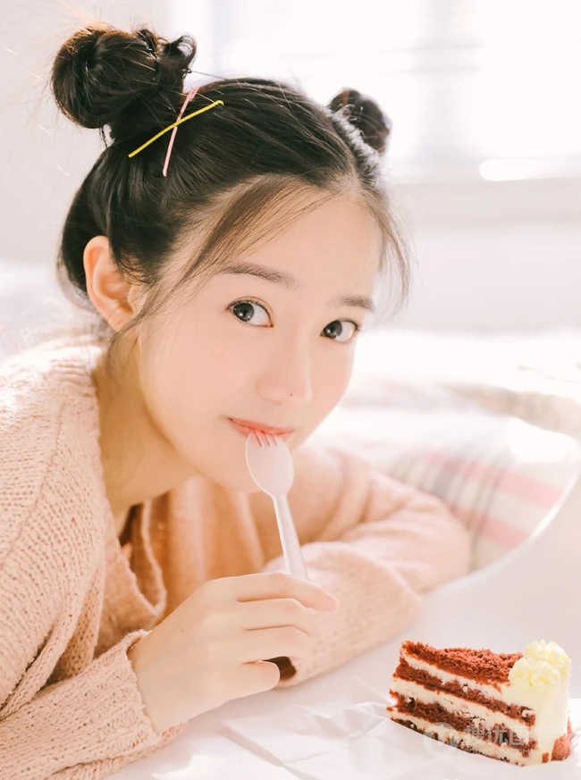 可爱少女汤梦佳双丸子头造型清新动人室内写真图片