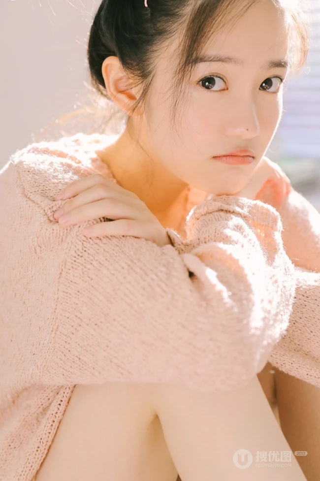 可爱少女汤梦佳双丸子头造型清新动人室内写真图片