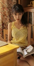 大眼萌妹黄衣短裤清新动人室内写真线条感图片