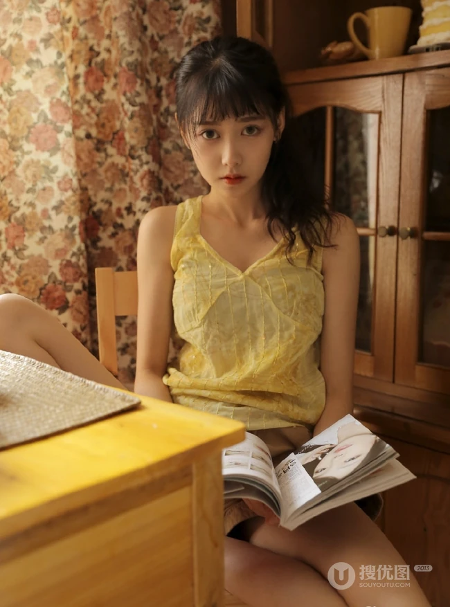 大眼萌妹黄衣短裤清新动人室内写真线条感图片