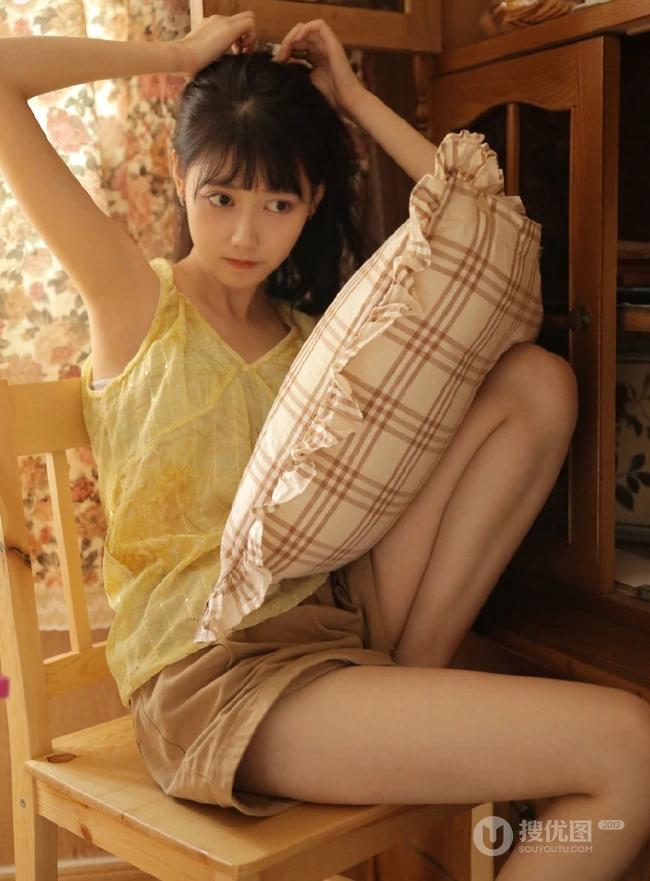 大眼萌妹黄衣短裤清新动人室内写真线条感图片