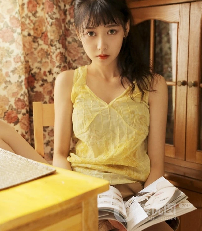 大眼萌妹黄衣短裤清新动人室内写真线条感图片
