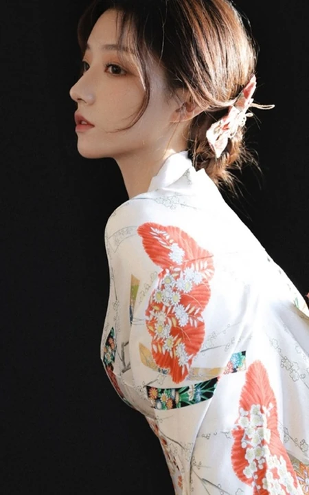 柔美动人和服少女手拿面具摄影写真图片