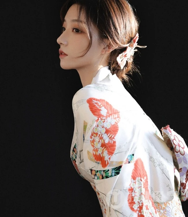柔美动人和服少女手拿面具摄影写真图片