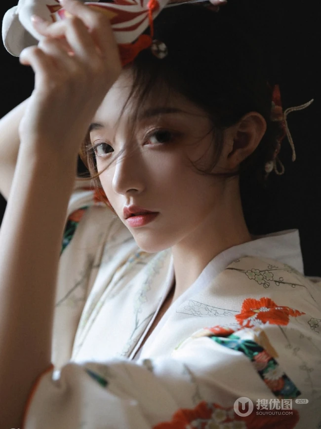 柔美动人和服少女手拿面具摄影写真图片