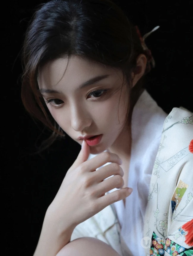 柔美动人和服少女手拿面具摄影写真图片