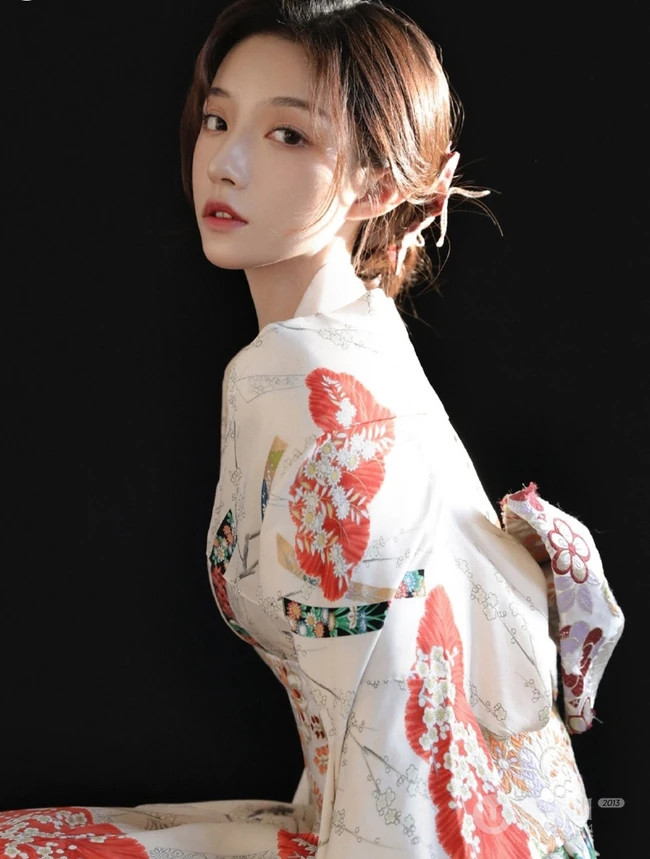 柔美动人和服少女手拿面具摄影写真图片