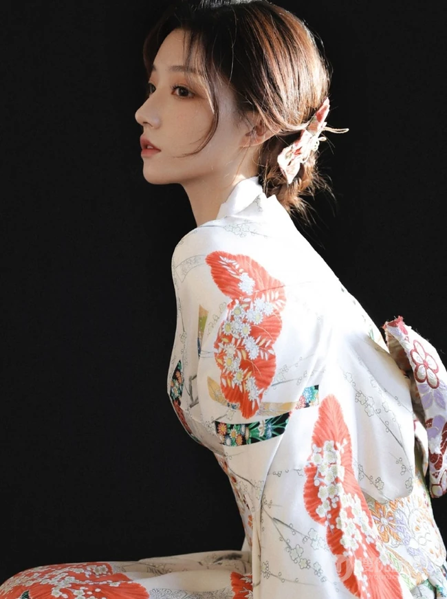 柔美动人和服少女手拿面具摄影写真图片