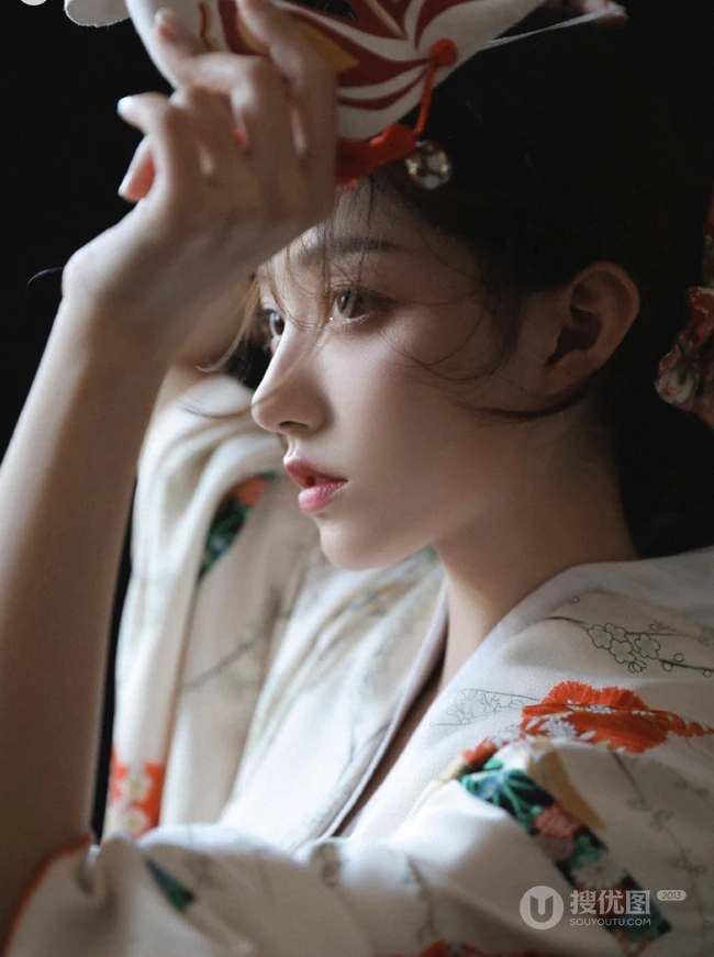柔美动人和服少女手拿面具摄影写真图片