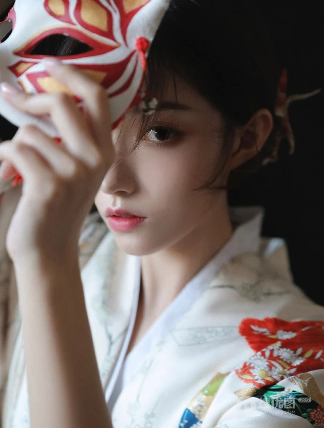 柔美动人和服少女手拿面具摄影写真图片