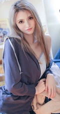 精选苗条时尚女生夹克衫搭短裤显线条感室内写真图片