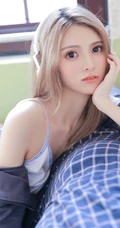 精选苗条时尚女生夹克衫搭短裤显线条感室内写真图片
