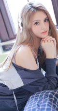 精选苗条时尚女生夹克衫搭短裤显线条感室内写真图片