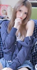 精选苗条时尚女生夹克衫搭短裤显线条感室内写真图片
