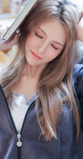 精选苗条时尚女生夹克衫搭短裤显线条感室内写真图片