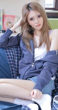 精选苗条时尚女生夹克衫搭短裤显线条感室内写真图片