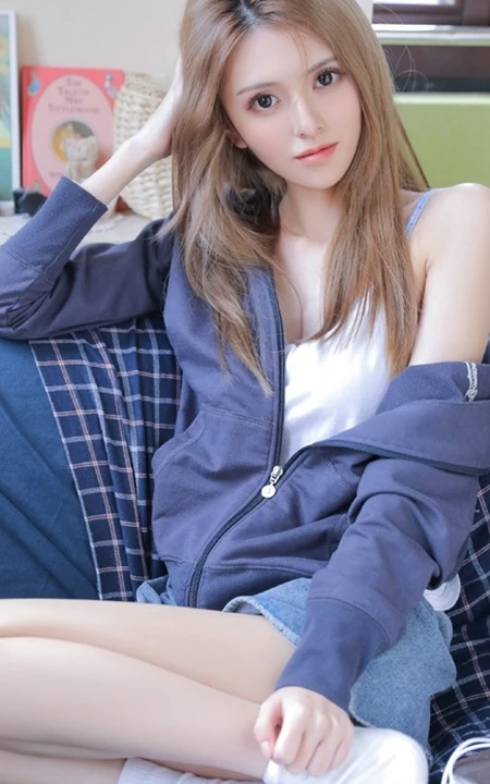 精选苗条时尚女生夹克衫搭短裤显线条感室内写真图片