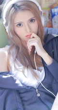 精选苗条时尚女生夹克衫搭短裤显线条感室内写真图片