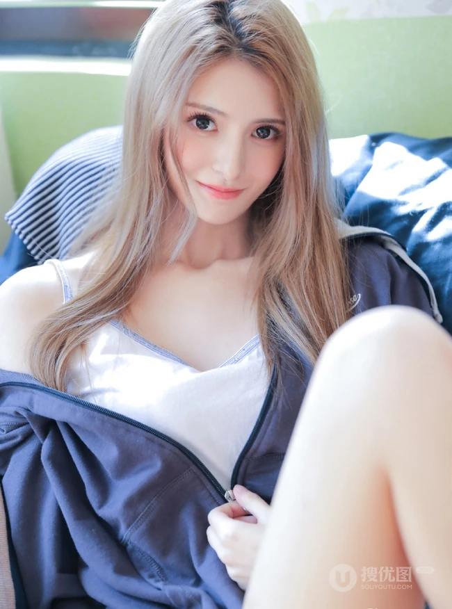 精选苗条时尚女生夹克衫搭短裤显线条感室内写真图片