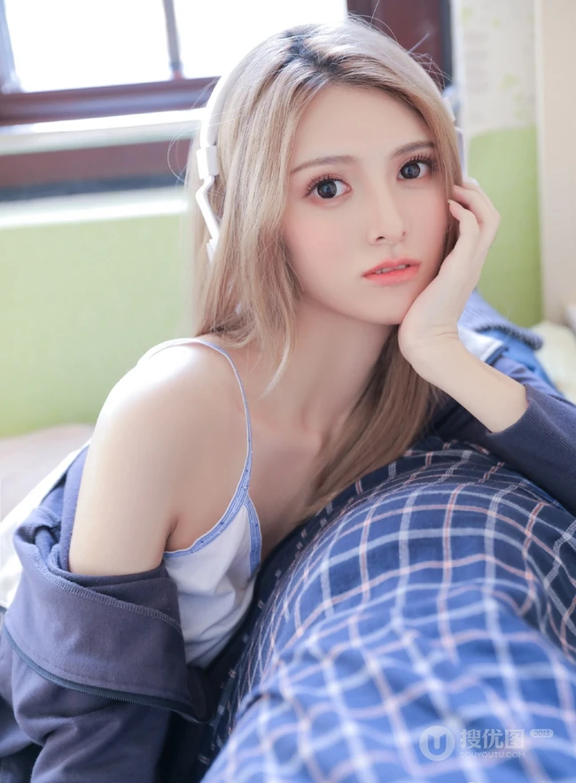 精选苗条时尚女生夹克衫搭短裤显线条感室内写真图片