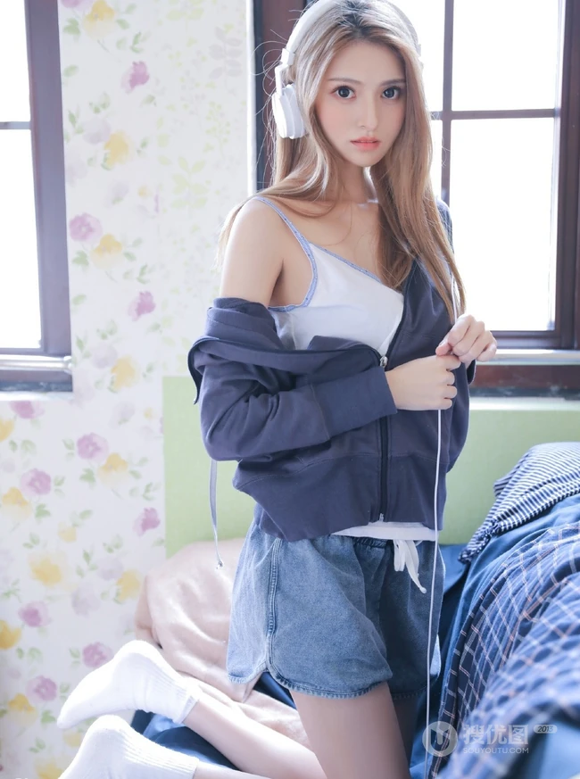 精选苗条时尚女生夹克衫搭短裤显线条感室内写真图片