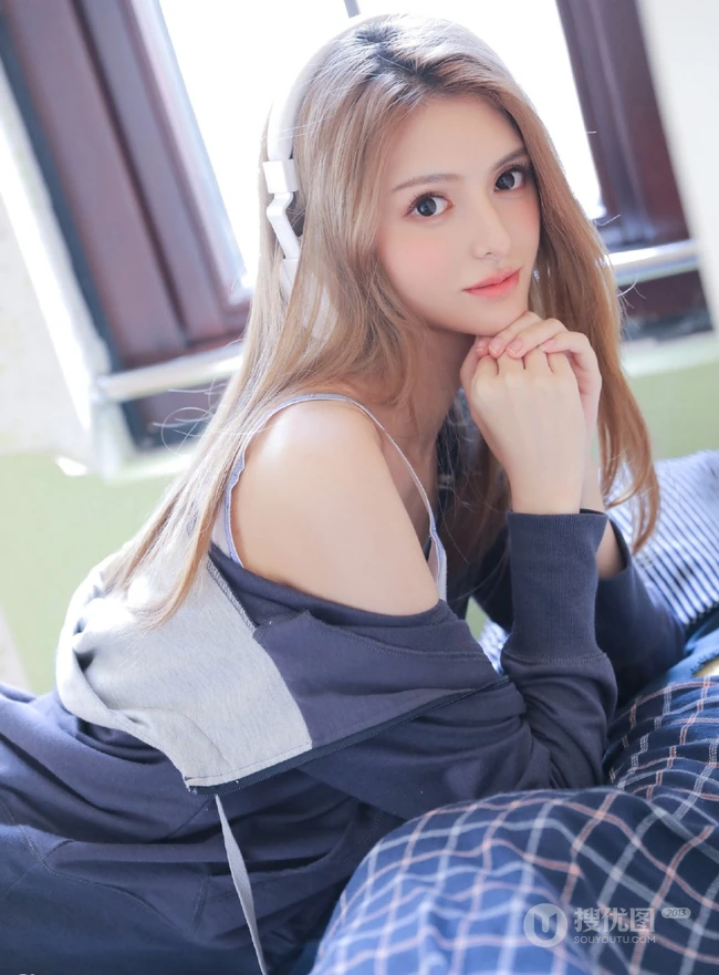 精选苗条时尚女生夹克衫搭短裤显线条感室内写真图片