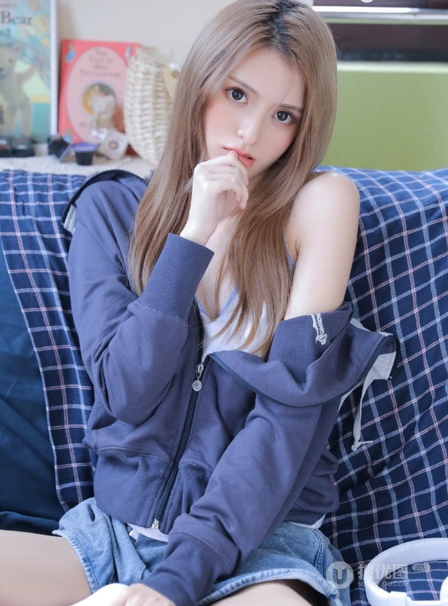 精选苗条时尚女生夹克衫搭短裤显线条感室内写真图片