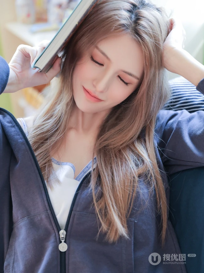 精选苗条时尚女生夹克衫搭短裤显线条感室内写真图片