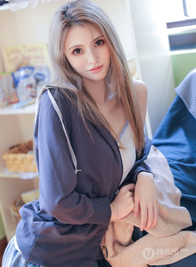 精选苗条时尚女生夹克衫搭短裤显线条感室内写真图片