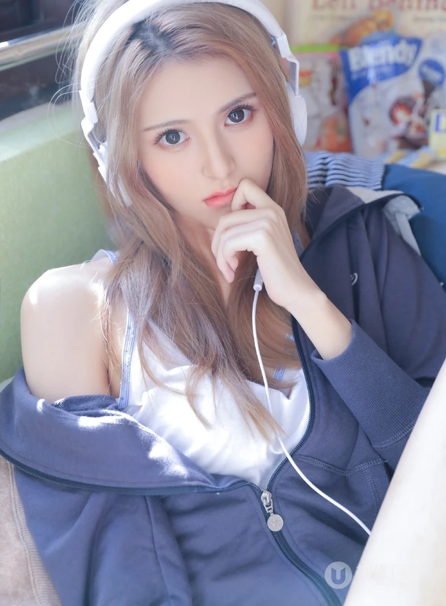 精选苗条时尚女生夹克衫搭短裤显线条感室内写真图片