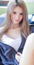 精选苗条时尚女生夹克衫搭短裤显线条感室内写真图片