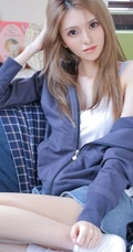 精选苗条时尚女生夹克衫搭短裤显线条感室内写真图片