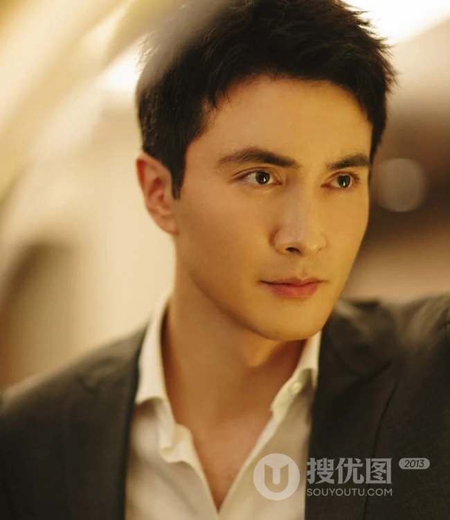 双眼皮帅哥高伟光小平头搭西装酷帅写真图片