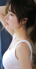 气质匀称女孩清新小气质室内写真，白背心和短裤很搭