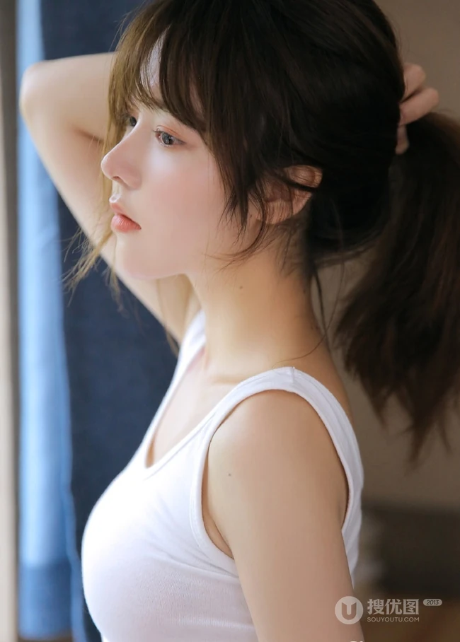 气质匀称女孩清新小气质室内写真，白背心和短裤很搭
